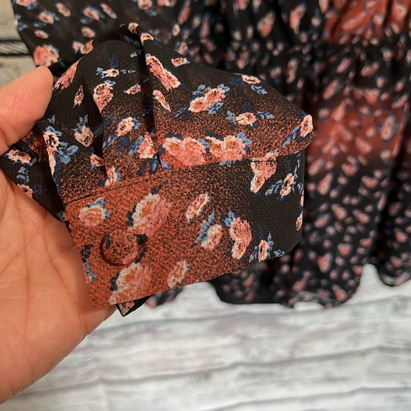 BCBGeneration Button Front V Neck Floral Chiffon Romper Size M - Picture 7 of 16